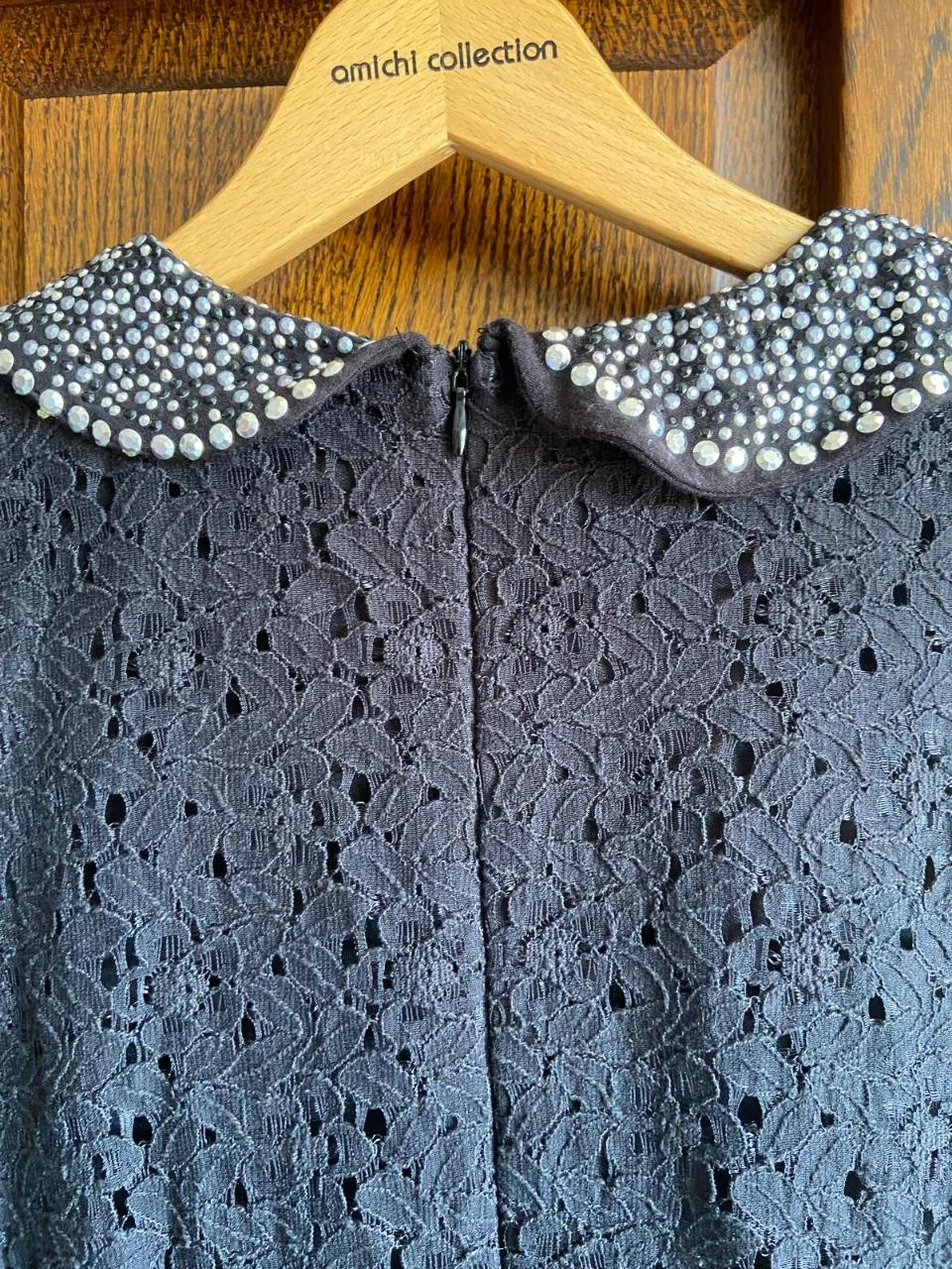 Vestido de encaje negro, cuello con pedrería. Clockhouse. Talla XL – photo 10